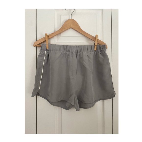 Everlane Silk Sleep Set in Silver with White Stripe - Picture 7 of 8